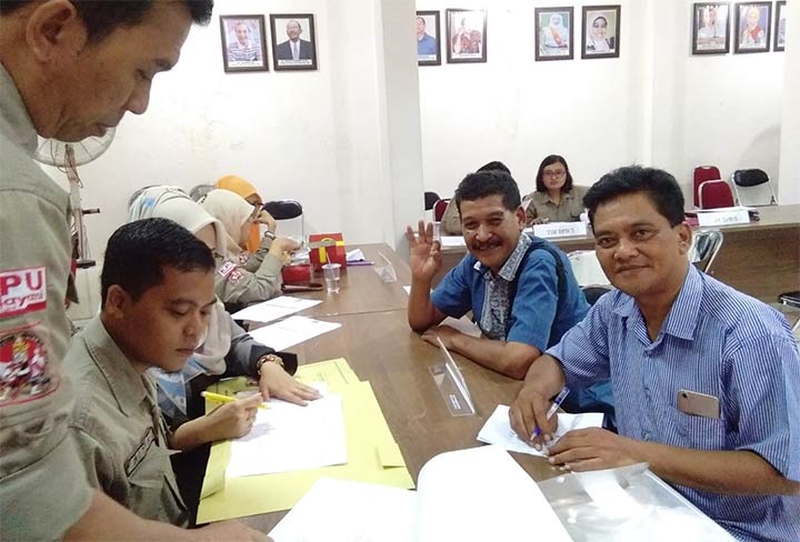 Proses penyerahan laporan penerimaan sumbangan dana kampanye dari peserta pemilu ke KPU Jatim.