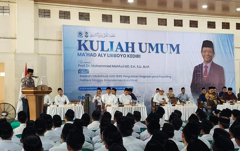 Prof. Dr. Moh. Mahfud MD saat memberi kuliah umum di hadapan ribuan santri Lirboyo.  Foto: MUJI HARJITA/ BANGSAONLINE