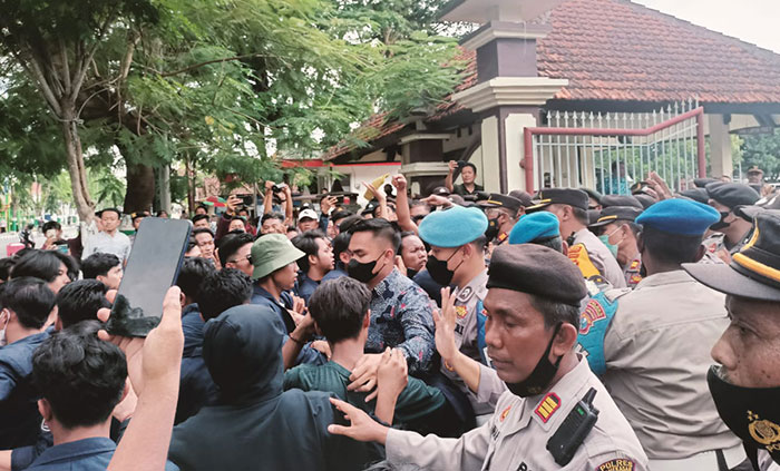 Ratusan mahasiswa Unira Pamekasan saat melakukan demo yang menuntut evaluasi 4 tahun kepemimpinan Bupati Baddrut Tamam. 