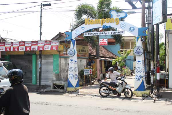gapura pintu masuk kampung kue. foto: mega melati/BANGSAONLINE