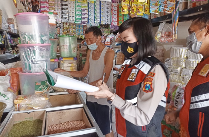 Petugas Satsamapta Polres Mojokerto Kota saat mengecek ketersediaan sembako meliputi minyak goreng, dll di Toko Tanjung Jl. Majapahit Kota Mojokerto.