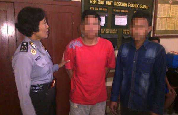 Kedua pelaku saat diamankan di Mapolsek Gurah Kabupaten Kediri. (foto: dendi martoni/BANGSAONLINE)