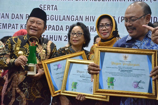 SELAMAT: Bupati Sidoarjo H Saiful Ilah saat menerima penghargaan Pembina K3, Jumat (1/2) . foto: ist
