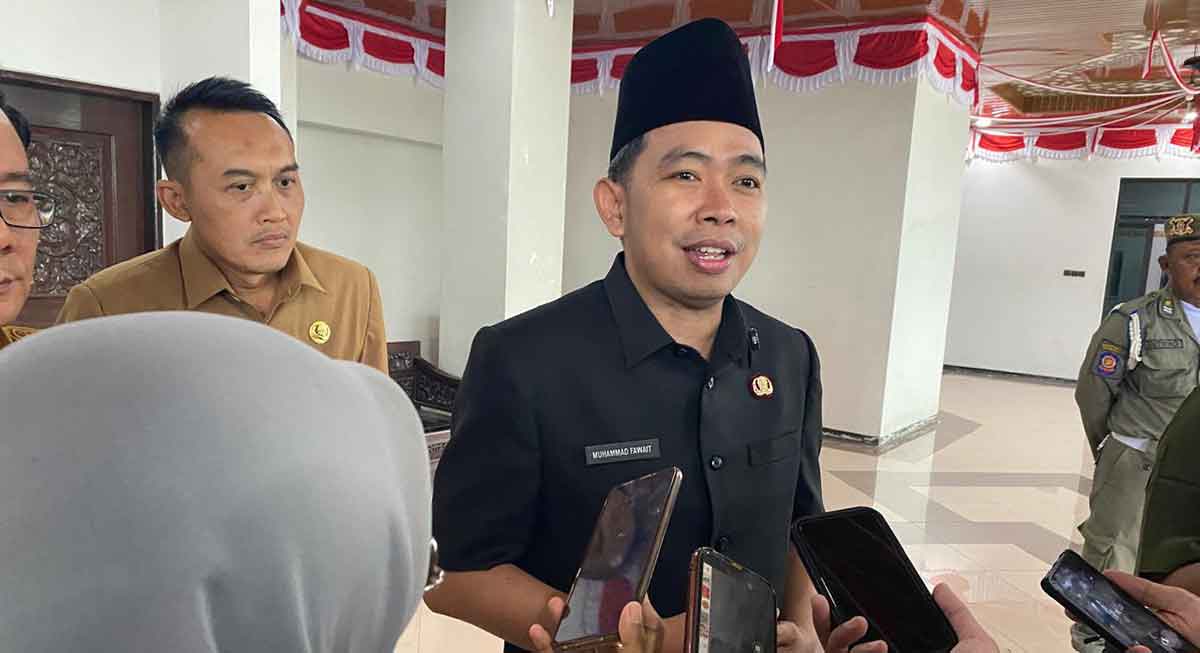 Bupati Jember saat memberi keterangan ke awak media.