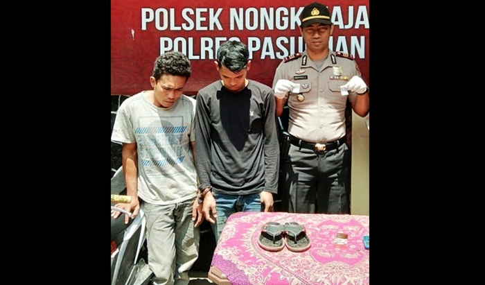 Kedua tersangka bersama  barang bukti. 
