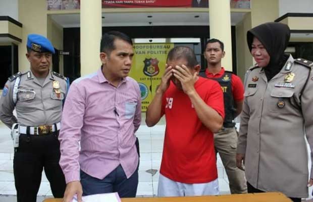 Syamsuri, anggota Satpol PP Surabaya tersangka pencabulan saat diamankan di Mapolrestabes Surabaya.