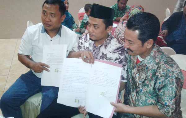 Para kepala desa saat menunjukkan surat pernyataan yang berisi penolakan keterlibatan AKD dalam politik praktis. (foto: suwandi/BANGSAONLINE)