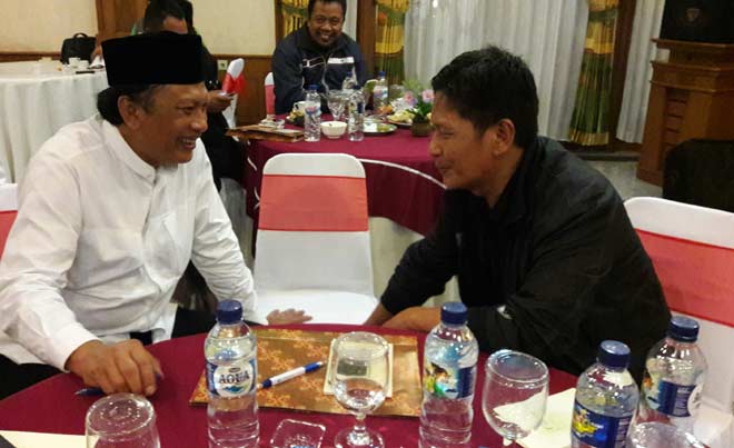 Pendiri RGS, H. M. Khozin (kanan) saat ngobrol gayeng dengan Bupati, Sambari HR. foto: SYUHUD/ BANGSAONLINE