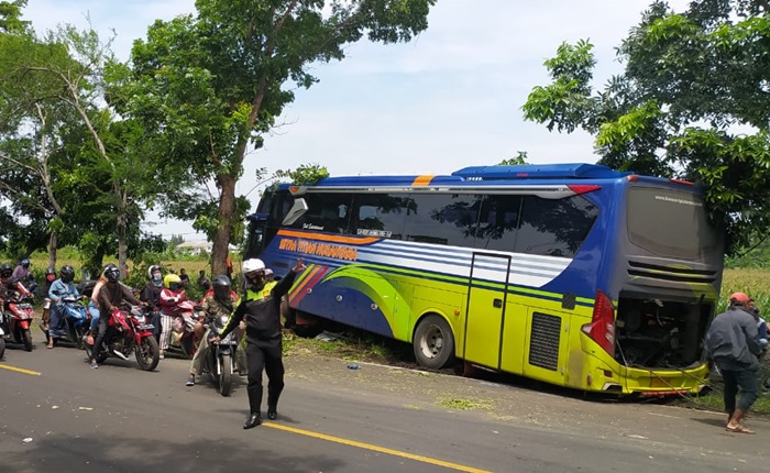 Kondisi bus usai tabrak sang jukir. 