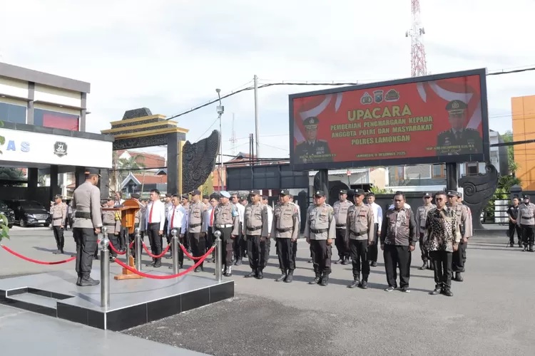 Upacara penyerahaan penghargaan yang digelar Polres Lamongan