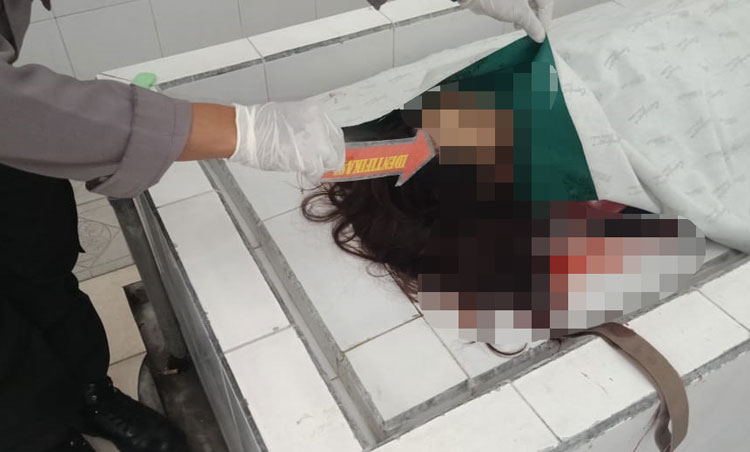 Jenazah korban dibawa ke kamar mayat.