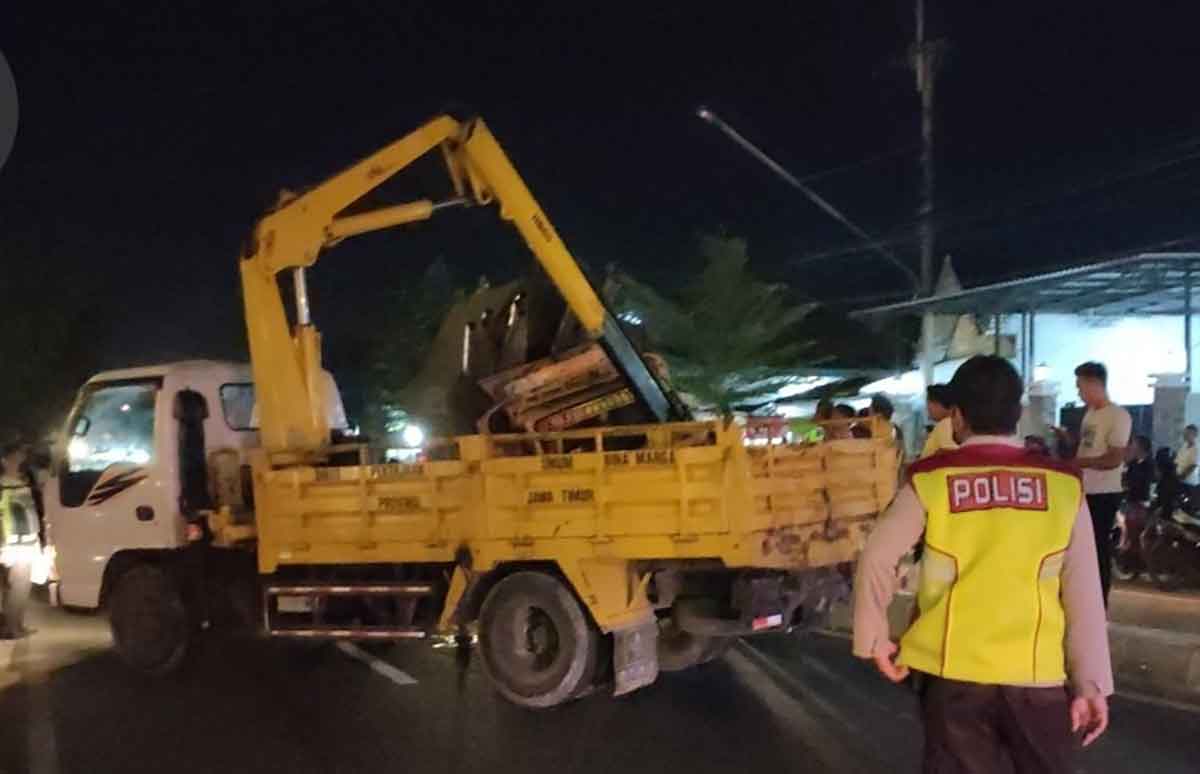 Kecelakaan antara mobil dan truk di depan Hotel Azana Style Madura, Kecamatan Pademawu, Pamekasan.