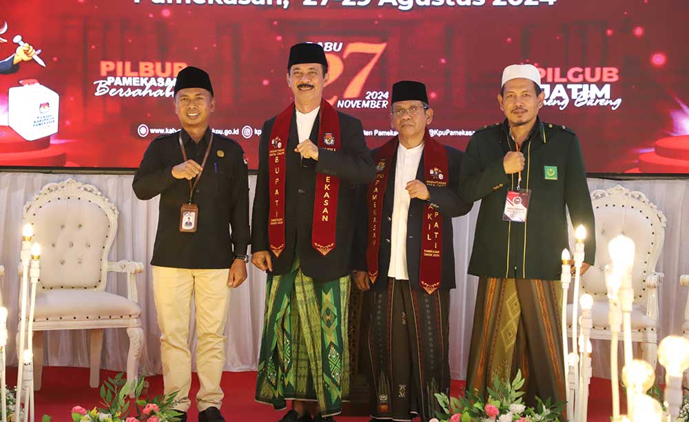 RB Fattah Jasin dan Mujahid saat memberikan sambutan usai daftar pencalonan Bupati dan Wakil Bupati Pamekasan di kantor KPU. 