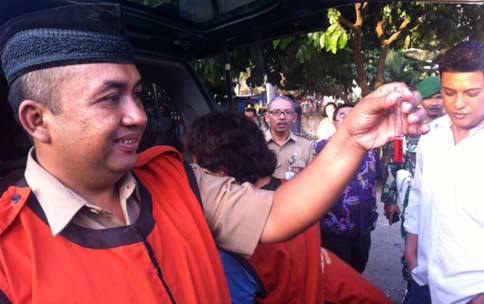 Petugas dari Dinas Kesehatan kota Kediri saat memeriksa sample dari para pedagang penjual takjil dadakan. (foto: arif kurniawan/BANGSAONLINE)