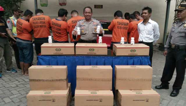Para tersangka ketika diekpos. foto: syuhud/ BANGSAONLINE