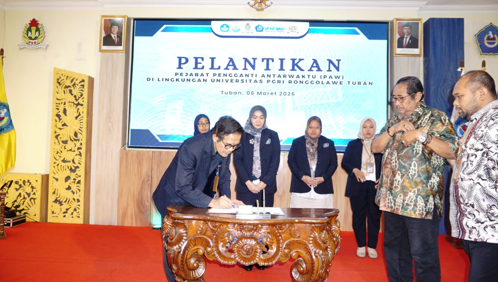 Momen pelantikan sejumlah pejabat lingkungan kampus Unirow yang mayoritas diisi generasi muda.
