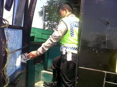 Petugas mengecek kondisi bus pariwisata di kantor Dishub, Jl By Pass Mojokerto, kemarin. [foto: gunadhi]