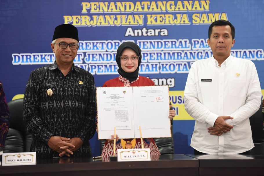 Wali Kota Kediri Vinanda Prameswati bersama Wakil Wali Kota Qowimuddin (kiri) dan  Pj Sekda M.Ferry Djatmiko. (Ist).