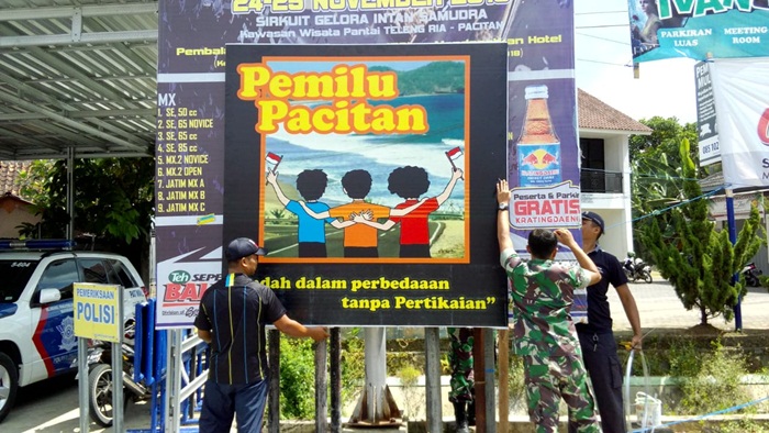 Kegiatan pemasaangan baliho penyejuk hati oleh anggota TNI.