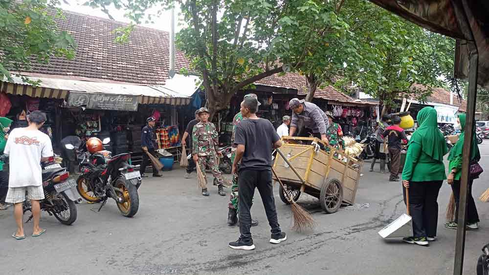 Jelang HUT TNI ke-80, Koramil 0809/02 Pesantren bersama Lembaga Lintas Sektor Bersihkan Pasar Pahing
