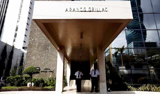 Petugas keamanan berjaga di depan Gedung Arango Orillac, lokasi perusahaan firma hukum Mossack Fonseca bermarkas di Panama (6/4). foto: reuters
