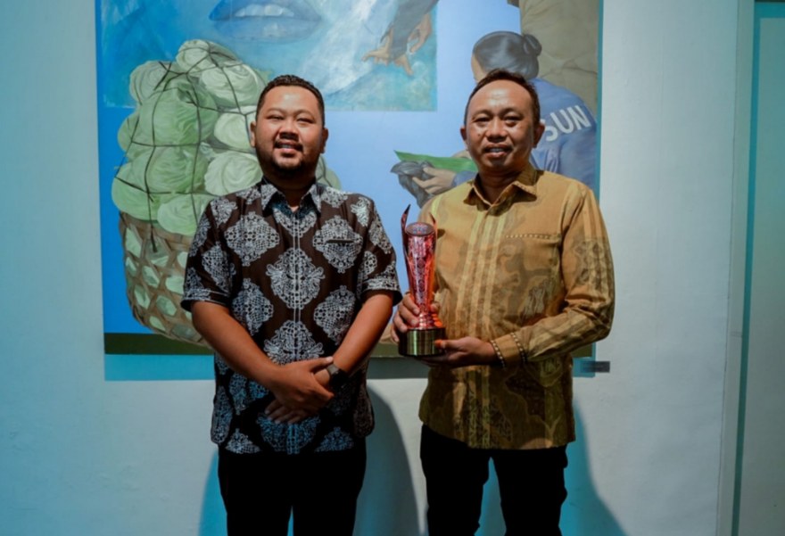 Bupati Gresik Fandi Akhmad Yani bersama Kepala BKPSDM Agung Endro Dwi Setyo Utomo menunjukkan penghargaan BKN Award tahun 2025. Foto: Ist.