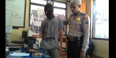 Wawan Achirudin saat diamankan di Mapolsek Buduran. foto : Agus HP/BANGSAONLINE