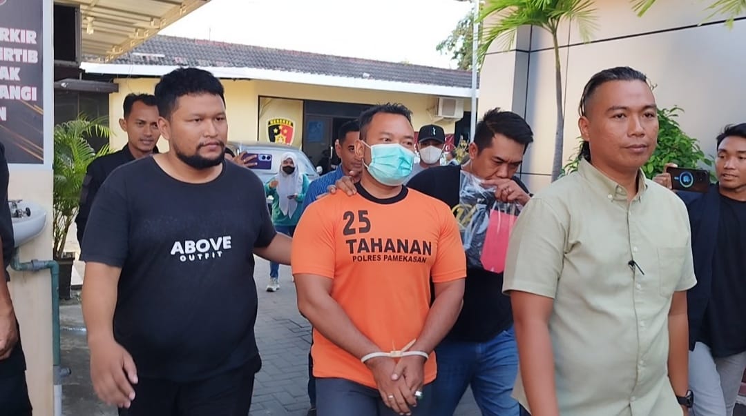 Pelaku yang sudah mengenakan baju tahanan saat digelandang di Mapolres Pamekasan