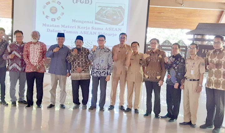 BERPOSE: Pembicara dan peserta FGD Taman ASEAN foto bareng, Senin (9/12). foto: MUSTAIN/ BANGSAONLINE