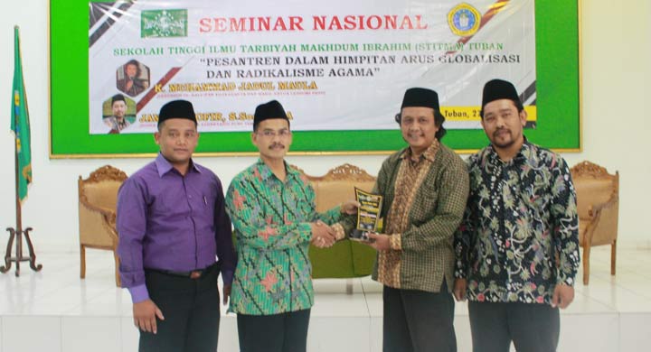 Wakil Ketua I Stitma M. Ainul Yaqin memberikan cinderamata kepada KH. Muhammad Jadul Maula.