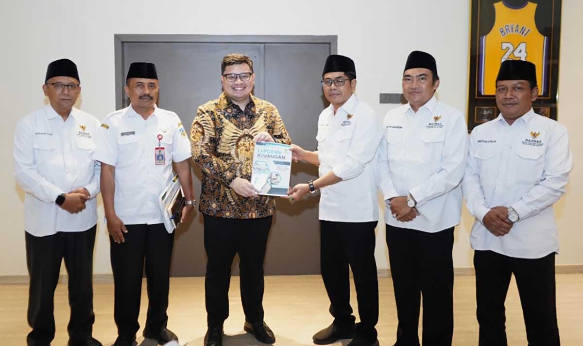 Bupati Kediri saat menerima laporan tertulis dari pimpinan Baznas. Foto: Ist