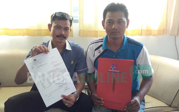 Ketua KWG, M. Sugiyono didampingi pengacara KWG, A. Fajar Yulianto, SH, usai menjalani pemeriksaan di unit Tipiter Polres Gresik. foto: SYUHUD/ BANGSAONLINE