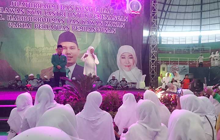Khofifah saat mengenalkan Gus Habib di hadapan kader Muslimat Sidoarjo.