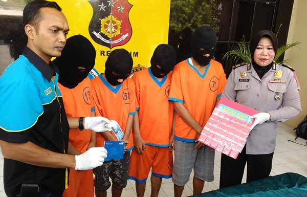 Keempat tersangka sabu yang salah satunya bapak dan anak. foto: ekoyono/ BANGSAONLINE
