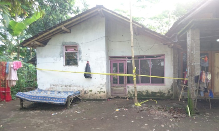 Rumah yang jadi TKP tampak digaris polisi.