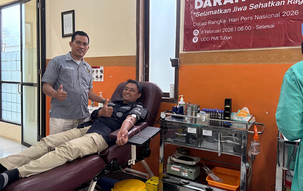 Kasi Humas Polres Tuban bersama Ketua PWI Suwandi saat foto bersama ketika donor darah.