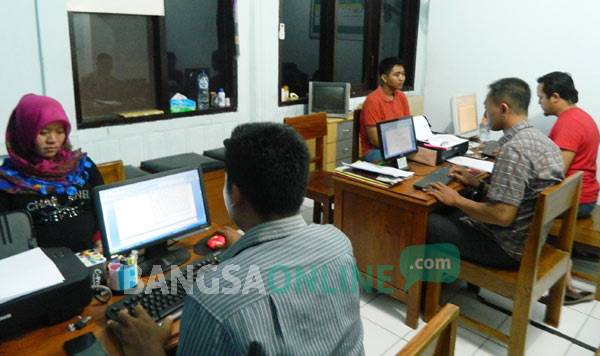 LAPOR: Pasutri yang menjadi korban penganiayaan kru bus Mira ketika melapor di Satreskrim Polres Ngawi. foto: zainal abidin/ BANGSAONLINE