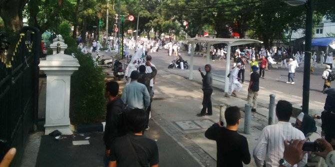 Para anggota FPI dan polisi di lokasi rusuh. Foto: merdeka.com