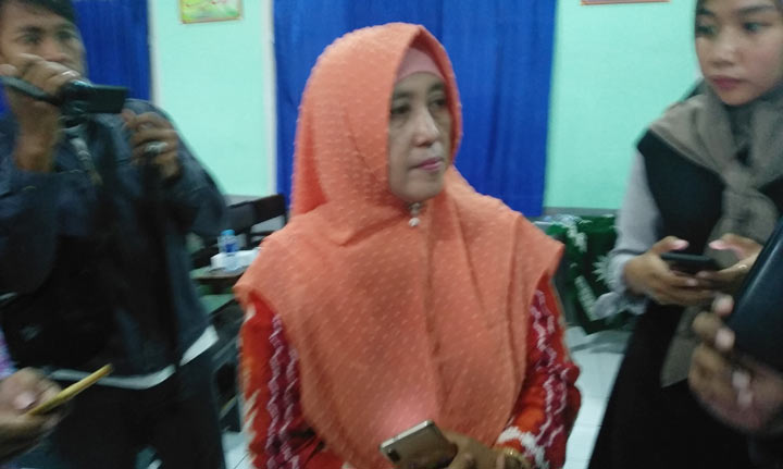Kepala SMK Muhammadiyah 2 Malang, Nur Kholis, saat diwawancarai awak media, Jumat (18/10). foto: IWAN IRAWAN/ BANGSAONLINE