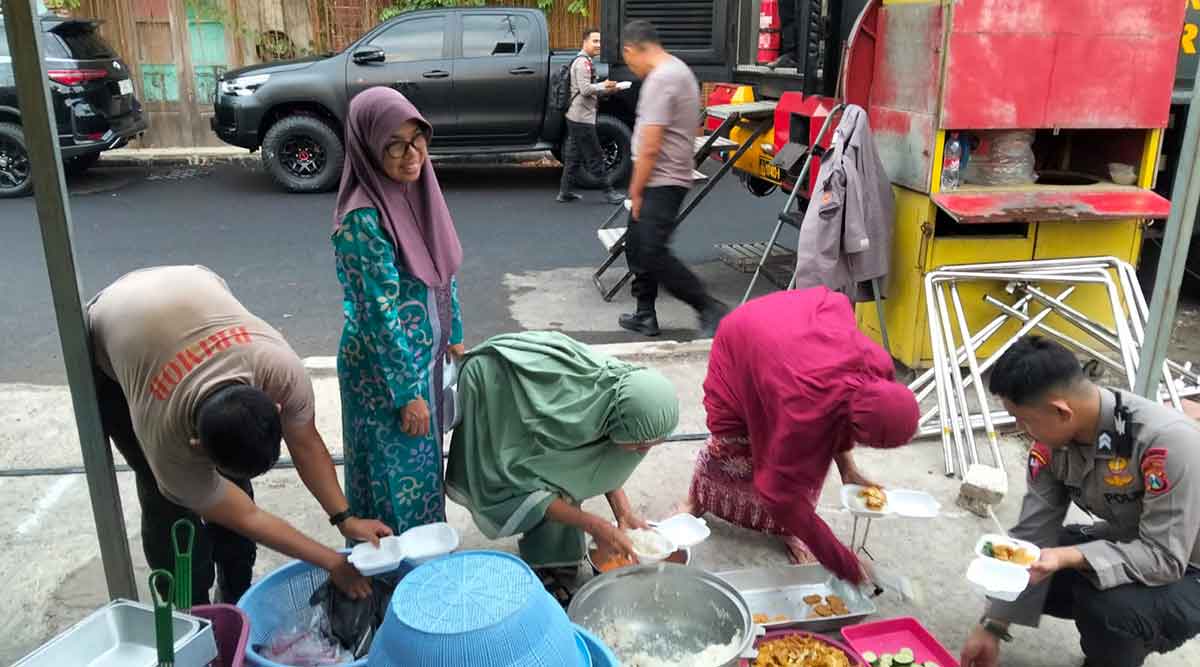 Sejumlah petugas saat bersiaga di Ponpes Al Khoziny, Sidoarjo.