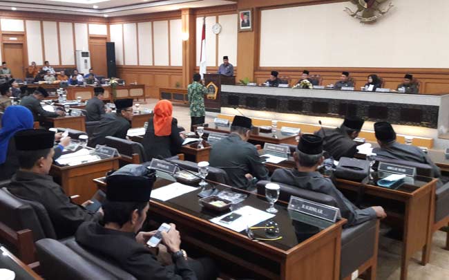 DPRD Gresik ketika paripurna RPJMD. foto: syuhud/ BANGSAONLINE