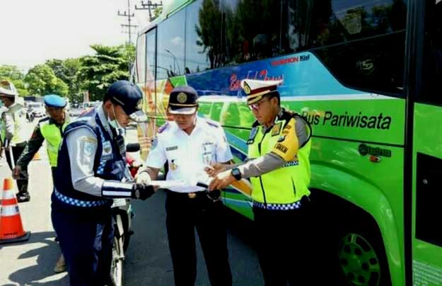 AKBP Adewira didampingi Dishub Kota Surabaya saat memeriksa surat dan kelaikan kendaraan.