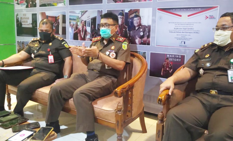 Kepala Kejaksaan Negeri Jember Prima Idwan Mariza saat konferensi pers terkait pelimpahan tahap II berkas perkara kasus korupsi Pasar Manggisan.