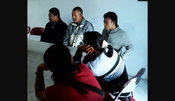 BIKIN RESAH: Lima rentenir saat diamankan di Kantor Diskoperindag Tamben Trenggalek. foto: herman/ BANGSAONLINE