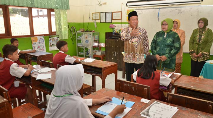 Bupati Fadeli saat sidak kesiapan USBN dan UNBK di Lamongan.