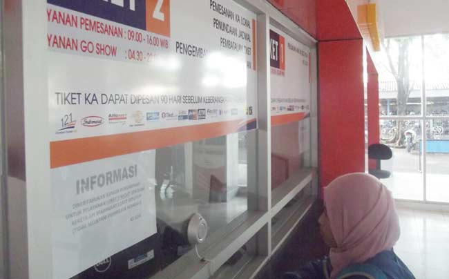 PESAN TIKET: Calon penumpang KA saat memesan tiket di Stasiun Sidoarjo, belum lama ini. foto: istimewa