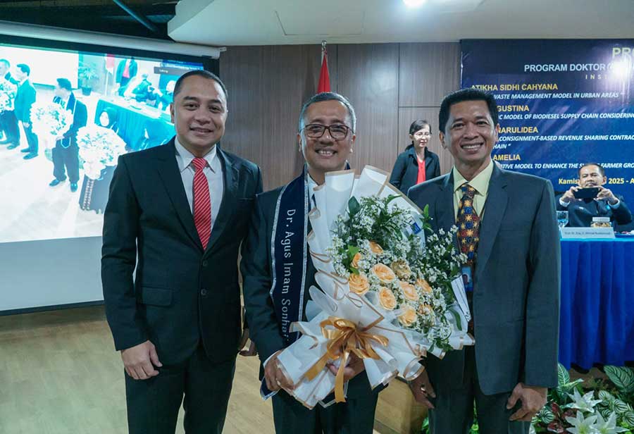 Wali Kota Surabaya, Eri Cahyadi (kiri), dan Rektor ITS, Bambang Pramujati (kanan) turut menyaksikan sidang disertasi Agus Imam Sonhaji. (Ist)