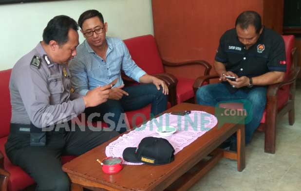 Reza (tengah) saat mendatangi Polsek Kediri Kota untuk melaporkan istrinya yang diduga selingkuh dengan ajudan Wali Kota. foto: ARIF KURNIAWAN/ BANGSAONLINE