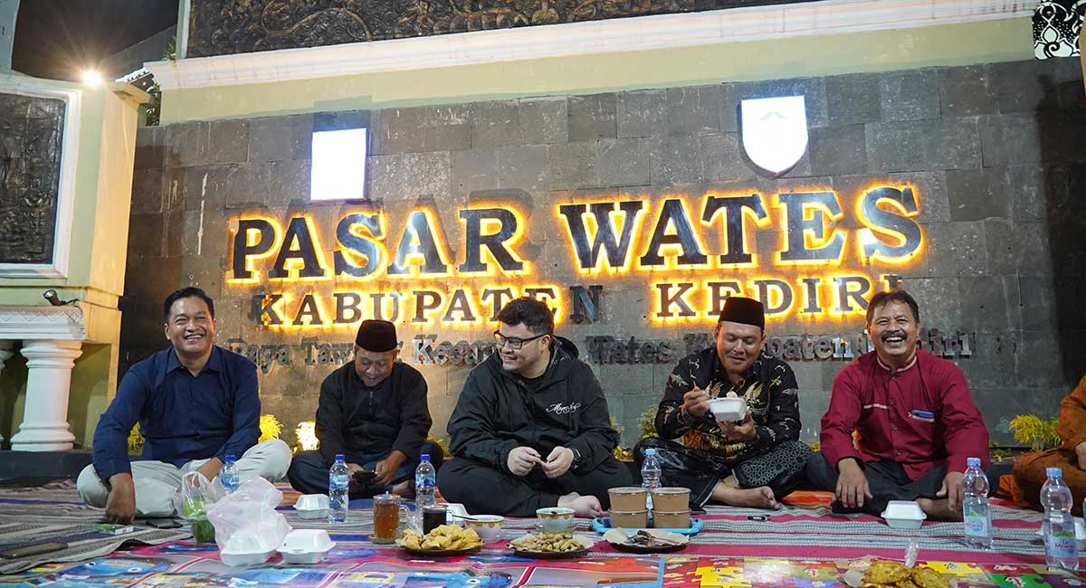 Bupati Kediri (tengah), saat menikmati kuliner malam di Pasar Wates. Foto: Ist