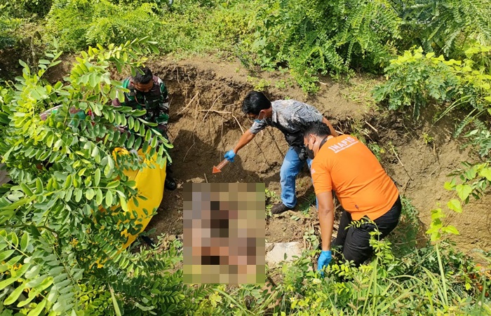 Petugas sedang mengidentifikasi jenazah korban.